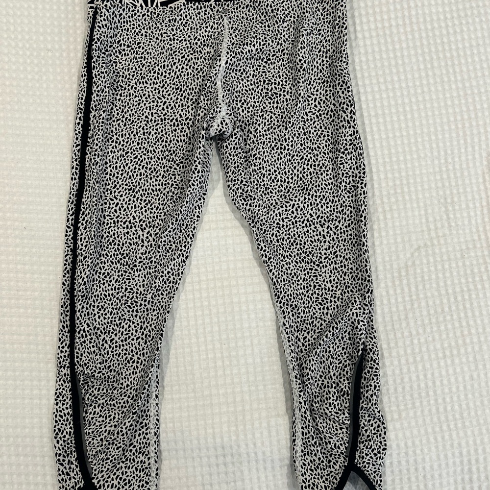 Lululemon like new stunning capri leggings with finished piping.